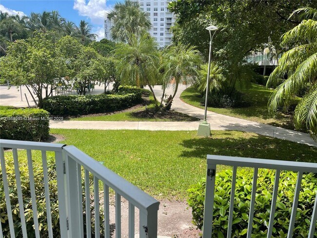 Foto del edificio - 2851 NE 183rd St