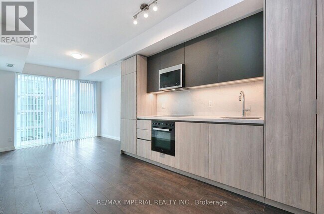 Photo du bâtiment - 400 King St W