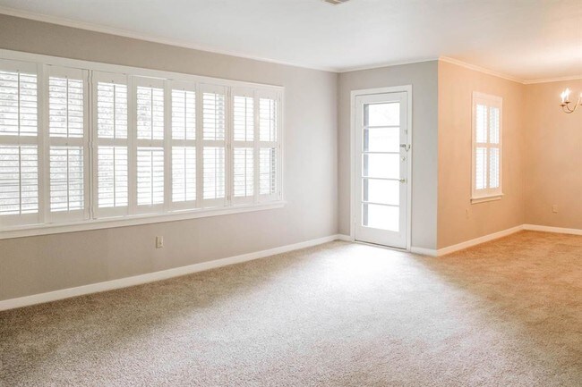 Foto del edificio - 1329 Voss Rd