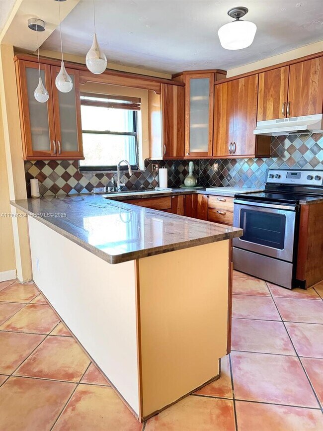 Building Photo - 1900 Diana Dr