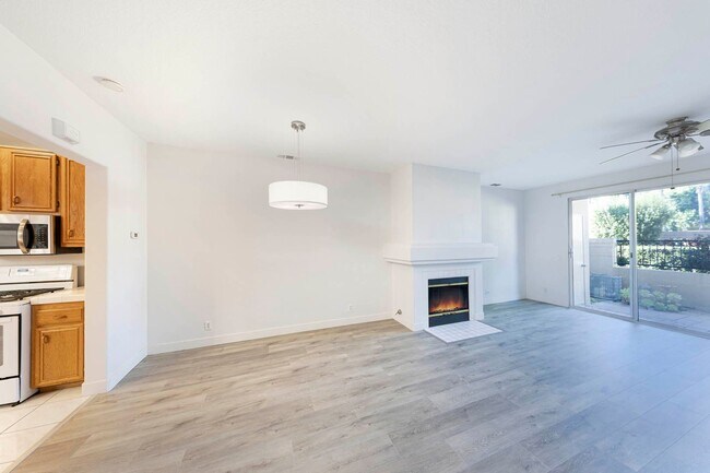 Foto del edificio - Spacious two-story Townhome