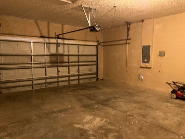 Building Photo - 2 Story Home. 3bed/3bath home/bonus room