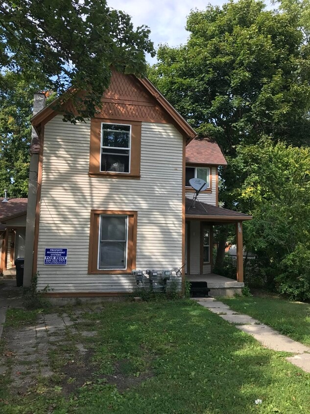 Primary Photo - 1212 Summit Ave