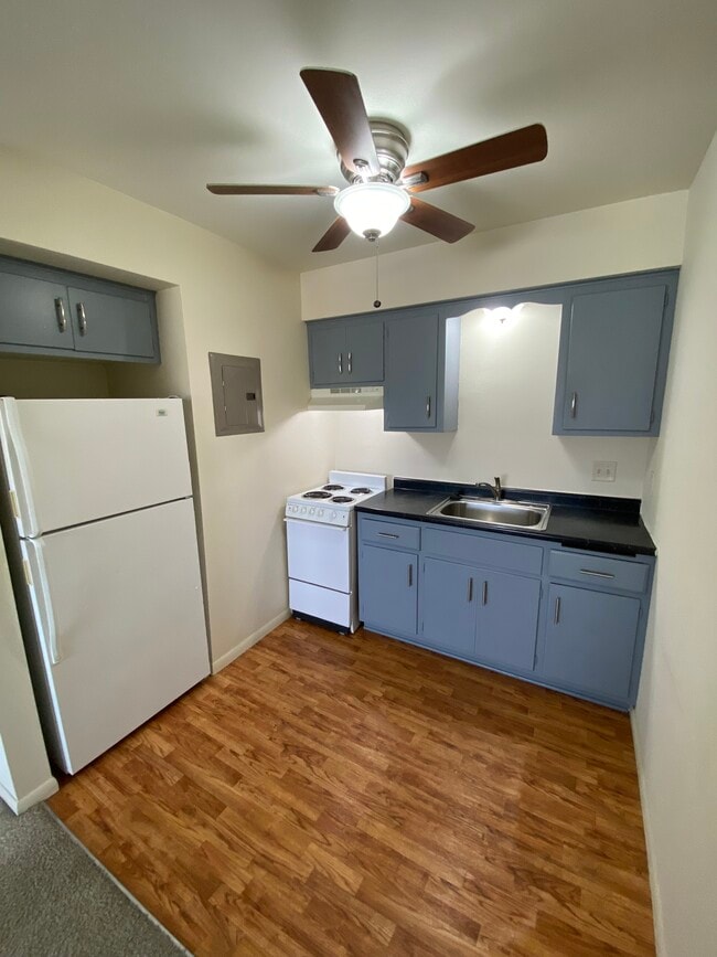 Kitchen - River Park Apartments