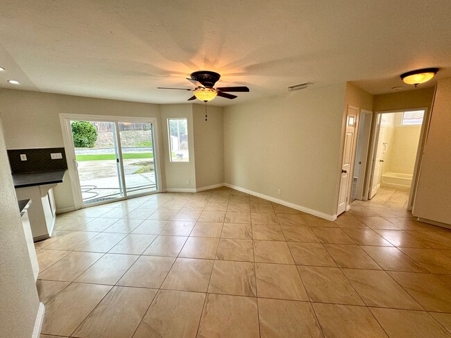 Building Photo - Great 4B/3BA House in Oceanside!