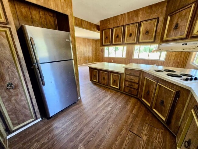 Building Photo - Spacious Home awaits!