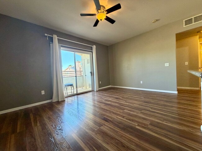 Building Photo - 2 bedroom condo in gated SE location.