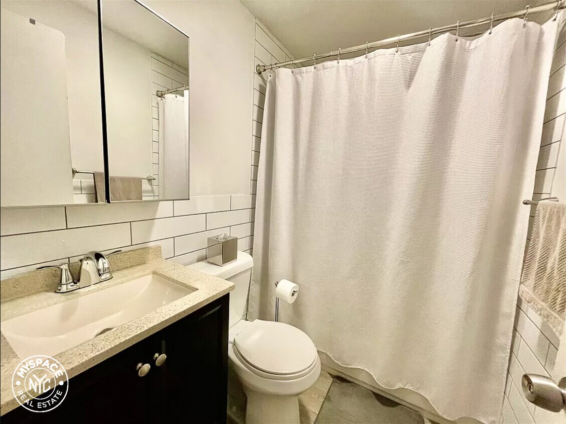 Building Photo - 496 Hart St