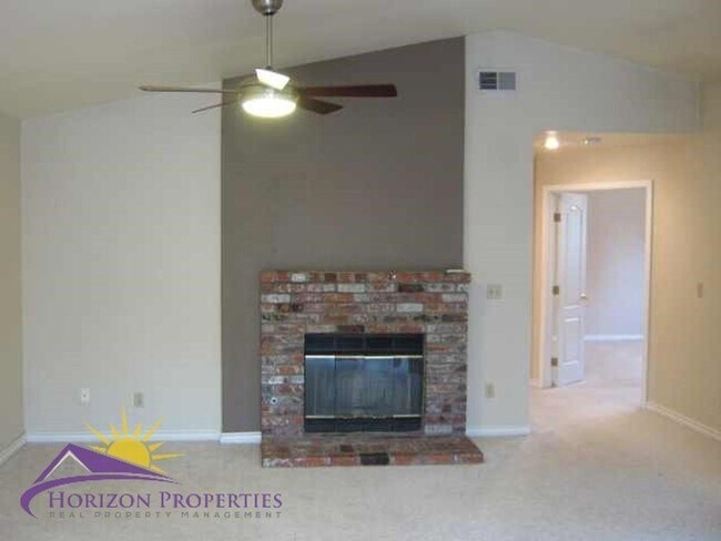 Building Photo - Open 2 Bed 2 Bath Natomas Duplex Unit