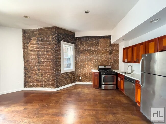 Building Photo - Spacious Crown Heights 2-Bed 1-Bath / Expo...