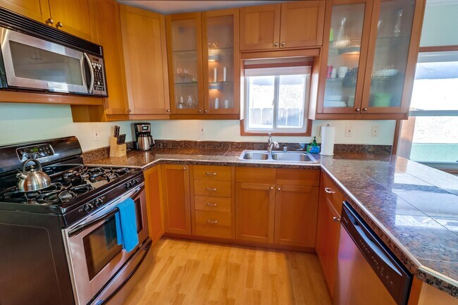 Building Photo - 825 Queenstown Ct
