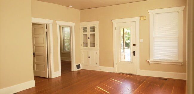 Building Photo - Cheney-5 bed 2.5 bath house Available Now