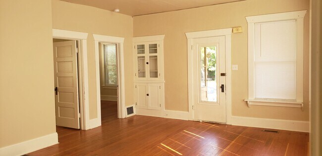 Foto del edificio - Cheney-5 bed 2.5 bath house Available Now