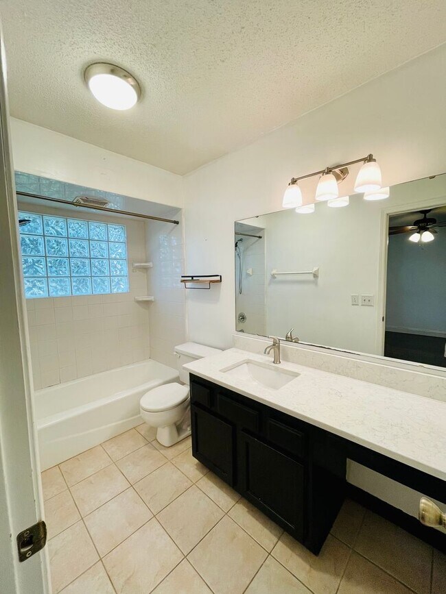 Building Photo - Beautiful 3/2 Split Floor Plan in Oxford O...