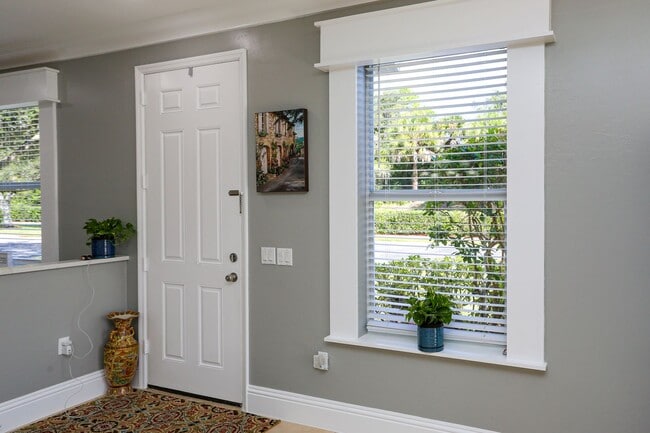 Building Photo - ***FULLY FURNISHED**ALL REMODELED **2 CAR ...