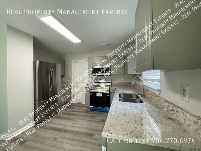 Foto del edificio - Charming 3 Bed/2.5 Bath Two Story Home!