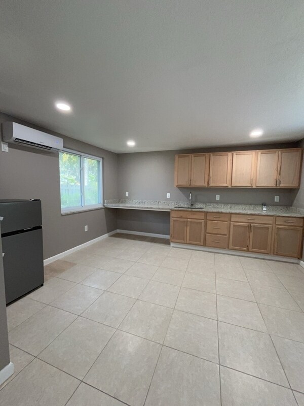 Building Photo - 562 Hartley Pl