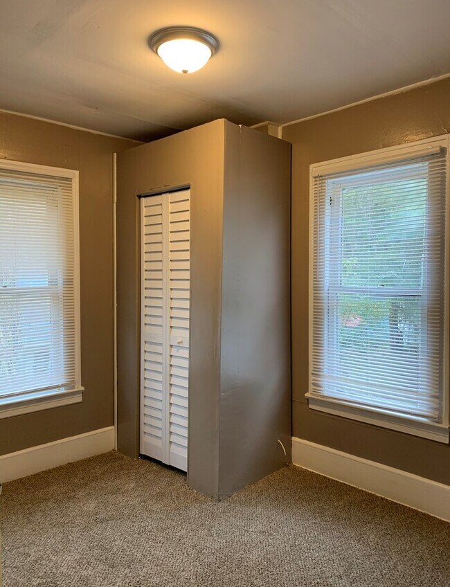 Foto del edificio - Spacious 4 Bedroom, 2 Bath Two-Story Home