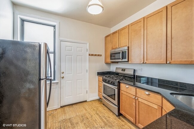 Building Photo - 5600-5602 S Dorchester Ave