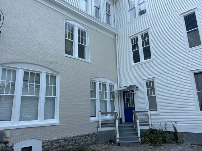 Building Photo - 418-1 East Maxwell Street
