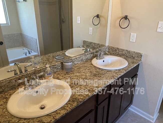 Building Photo - 115 N Pointe Dr