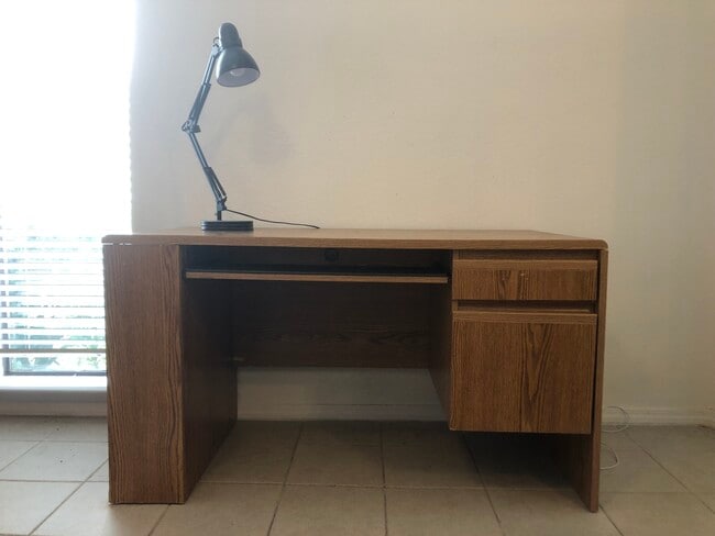 Escritorio de estudio - 3121 Sondra Dr