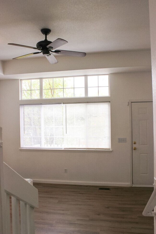 Foto del edificio - Gorgeous 3 bed/2.5 bath townhome in Welby ...
