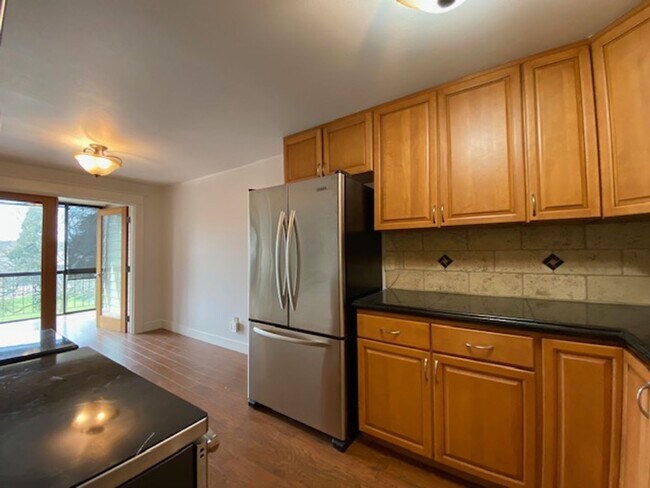 Building Photo - Spacious View Condo on Green Lake