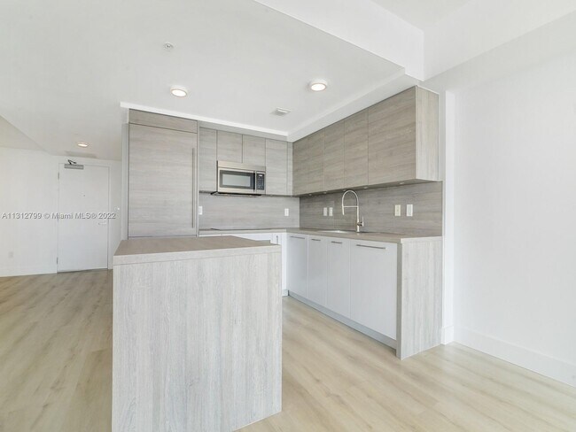 Building Photo - 400 Sunny Isles Blvd