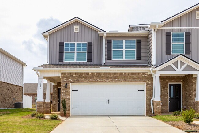 Foto del edificio - "Charming Newly built 3-Bed Townhouse Retreat with Granite Elegance in Prime Huntsville Location!"