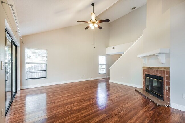 Foto del edificio - 402 E Springtree Way