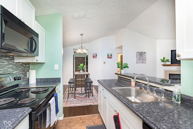 Foto del edificio - 4351 Village Pkwy Cir W