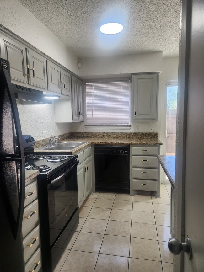 Building Photo - 6828 Brentwood Stair Rd