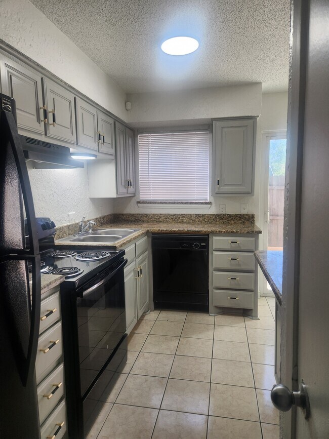 Foto del edificio - 6828 Brentwood Stair Rd