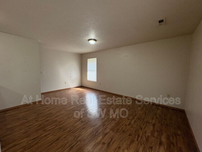 Foto del edificio - 638 S Kansas Ave