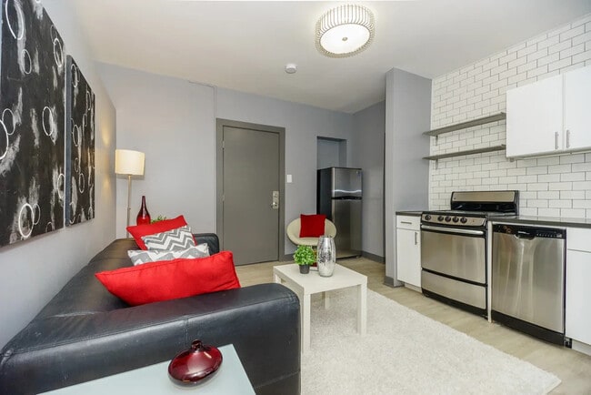 Building Photo - 944 W Montrose Ave