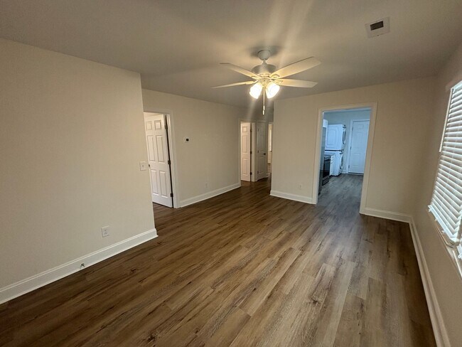 Building Photo - ***SPECIAL OFFER*** 3 Bed 1 Bath Single Family Brick Home