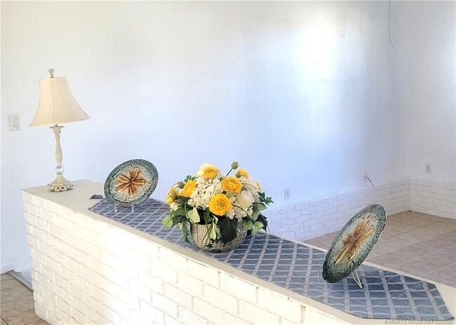 Building Photo - 350 NE Granduer Ave