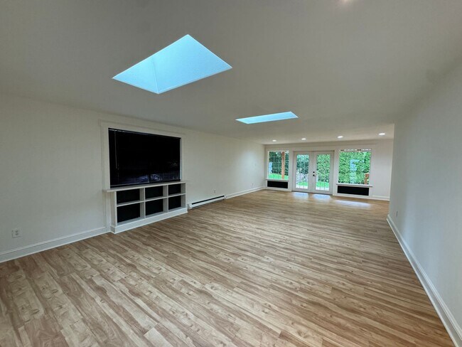 Building Photo - Spacious Updated home w/ daylight basement...