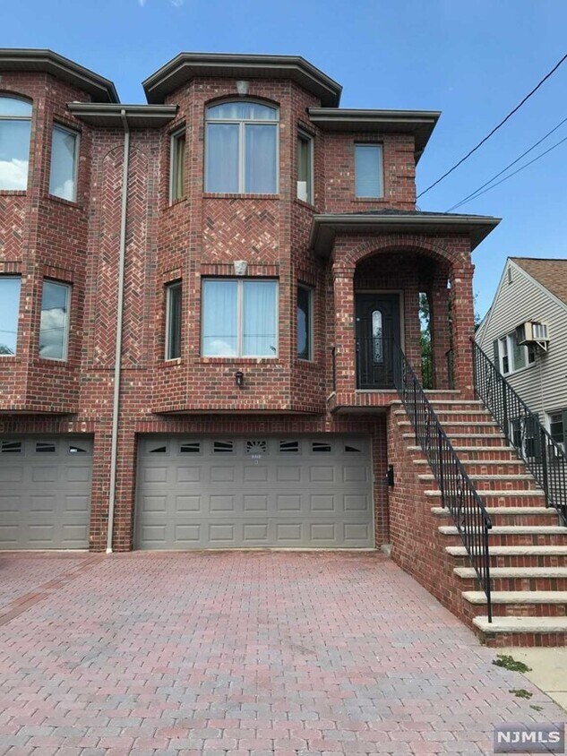 Primary Photo - 221B E Columbia Ave
