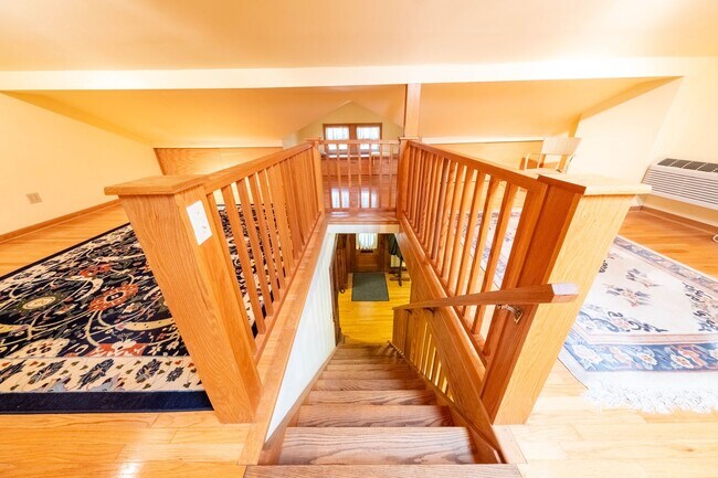 Building Photo - 2 BED / 2.5 BATH HOUSE CLOSE TO UIUC W/ WO...