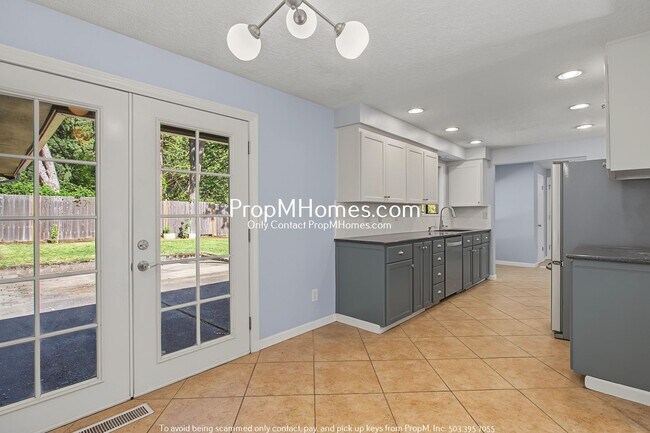 Building Photo - Updated Three Bedroom Home in Milwaukie!