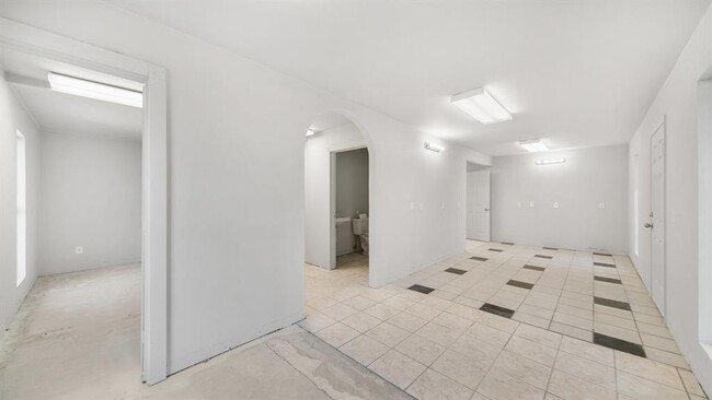 Building Photo - 603 TX-36