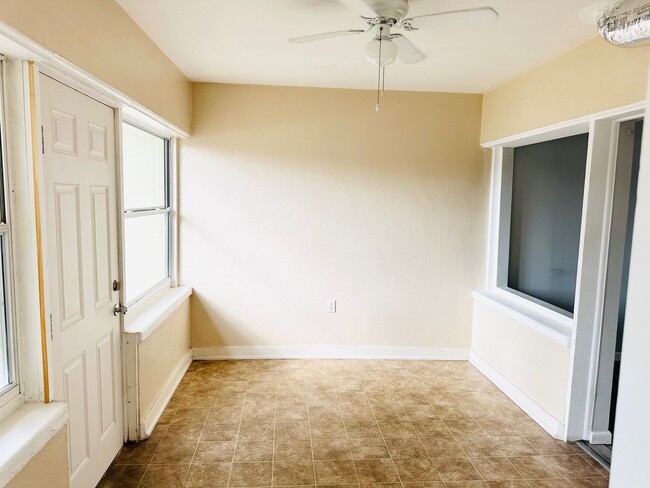 Building Photo - Charming 1br/1ba duplex in Bellair!