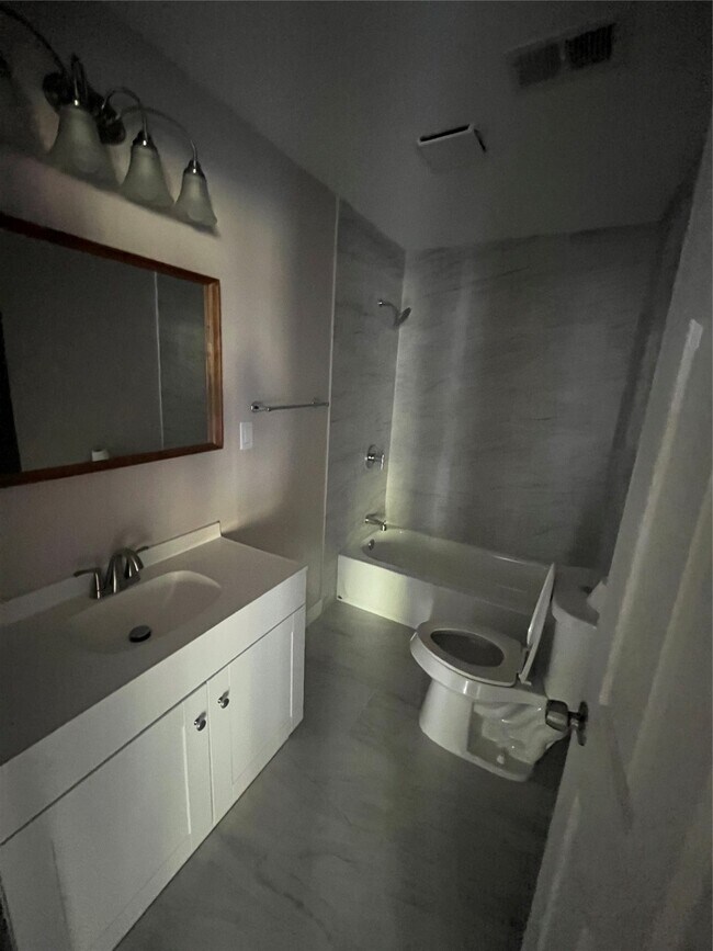 Foto del edificio - 222 E Adoue Ave