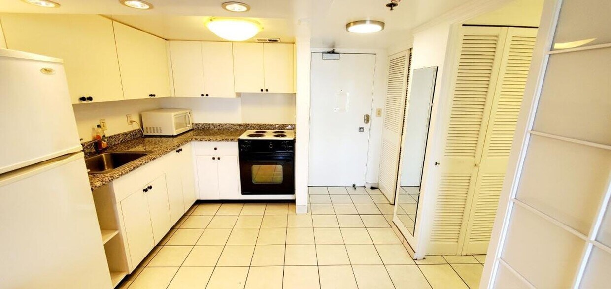 Primary Photo - Fully Furnished One Bedroom- ILIKAI APT BL...