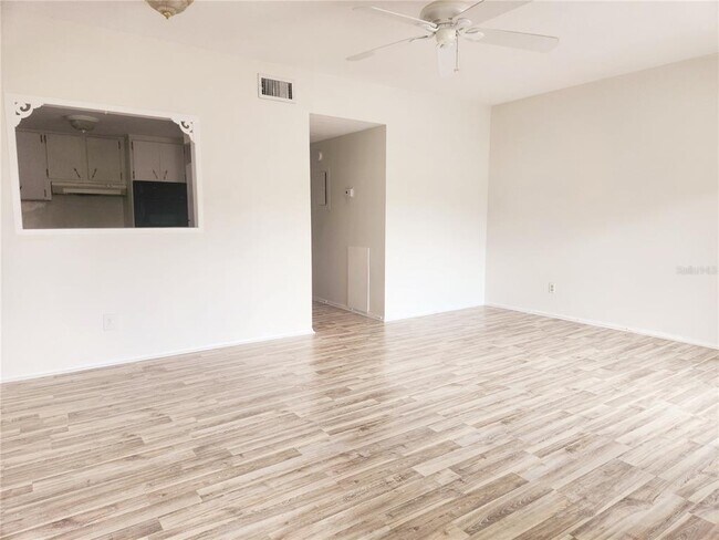 Building Photo - 2459 Columbia Dr