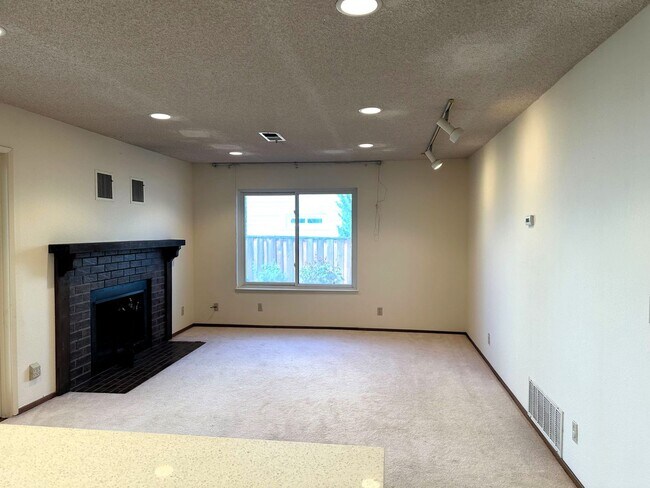 Building Photo - Get 2 weeks free rent on this stunning 4-b...
