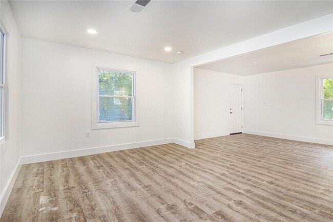 Building Photo - 1317 Redford Dr SE