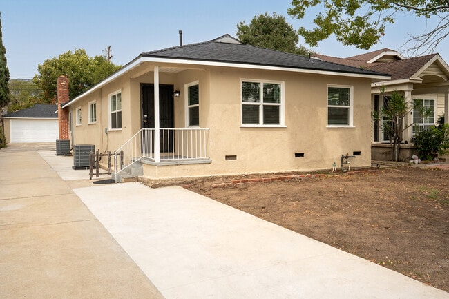 Building Photo - 653 Milford St